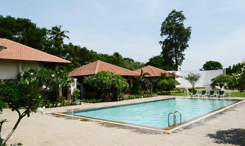 Hotel Riverside Resort And Spa Кумбаконам Экстерьер фото